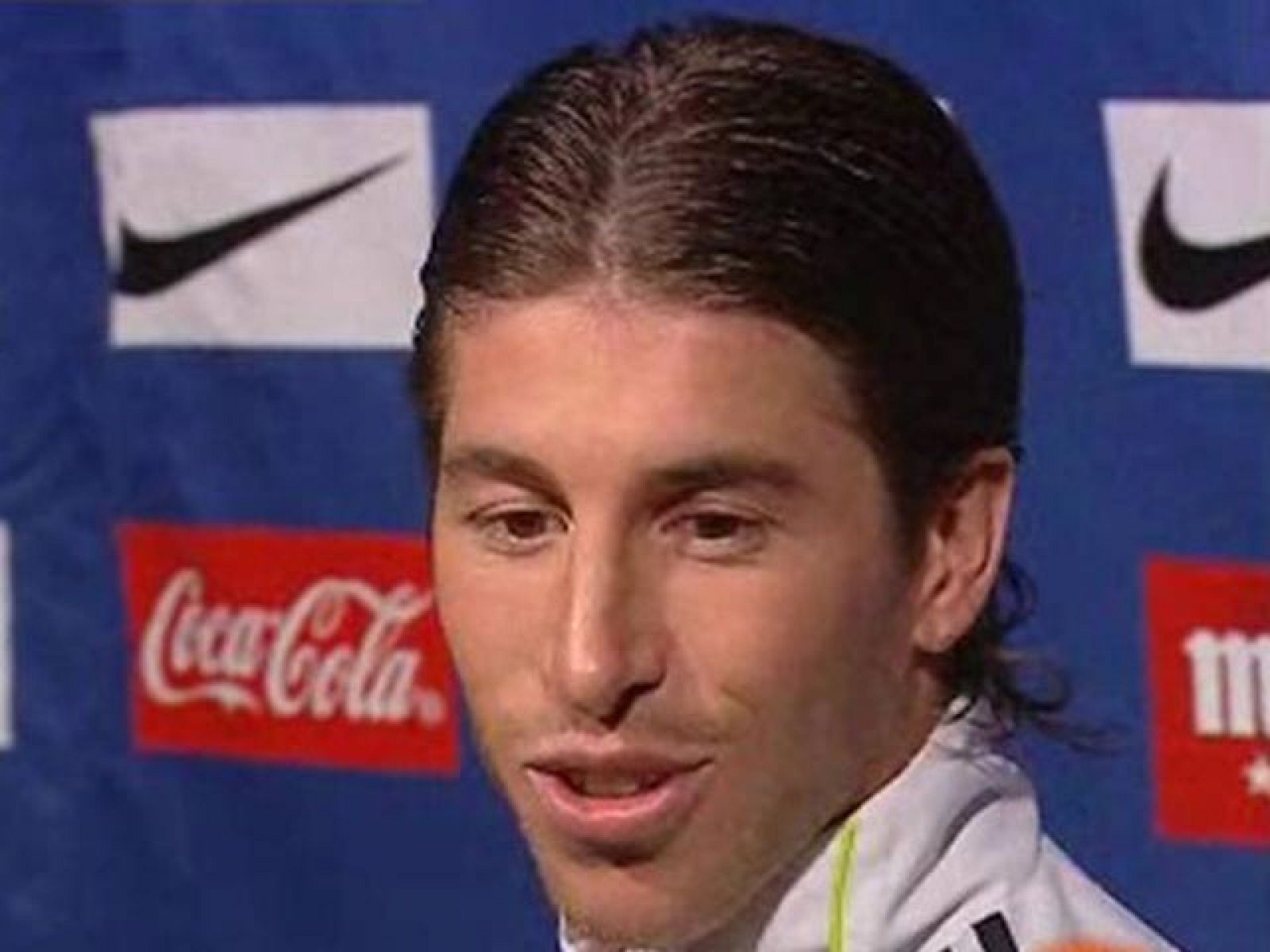 Satisfacción entre los jugadores del Real Madrid tras certificar en el Calderón su pase a semifinales de la Copa, ganando al Atlético. Los rojiblancos, por su parte, tienen la cabeza puesta ya en la Liga