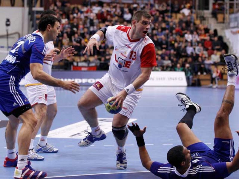 La selección española empata a 28 con la campeona europea, olímpica y del mundo y accede invicta a la segunda fase del Mundial de Suecia.