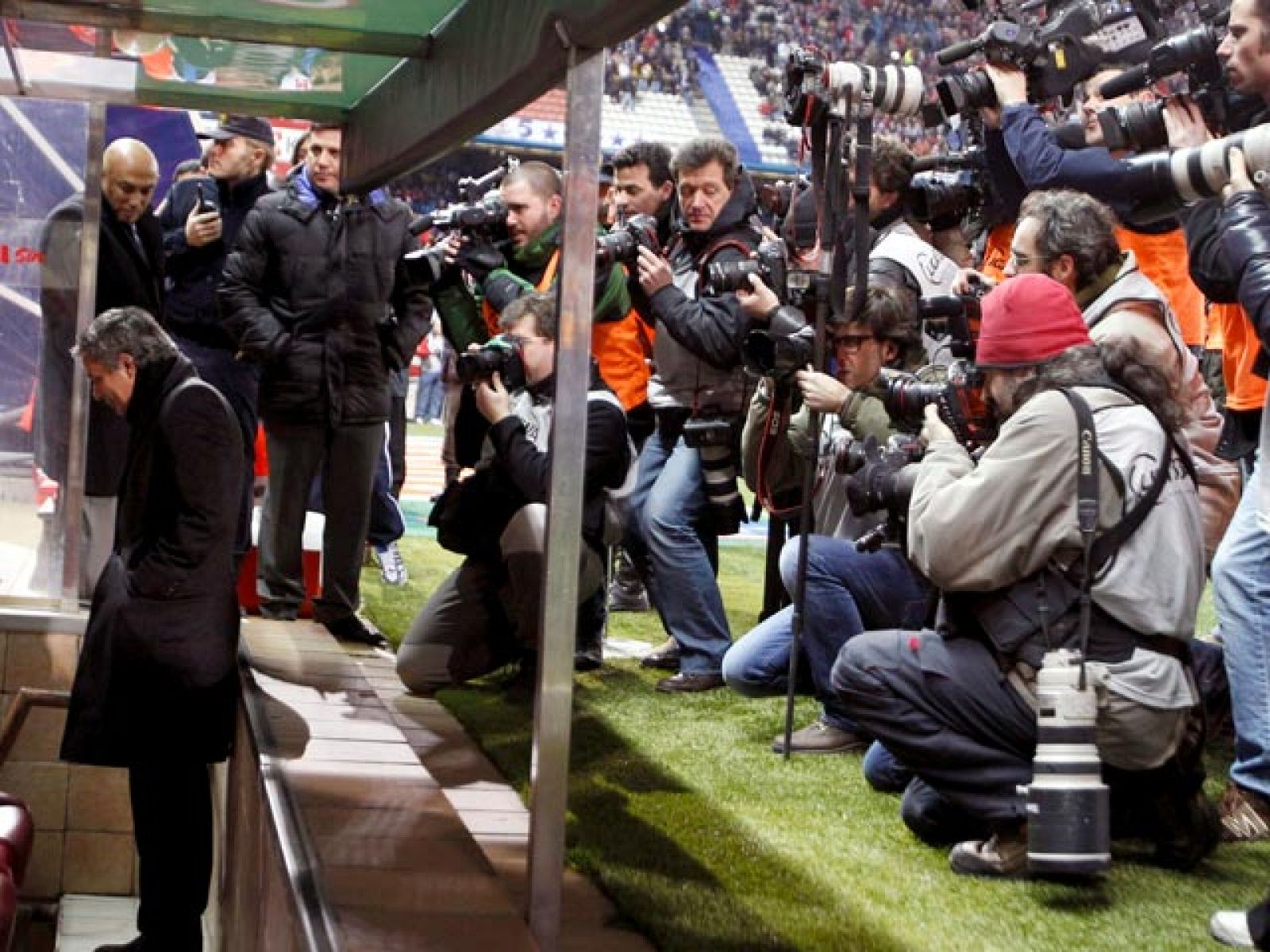 Todas las cámaras le esperaban y Mou, se puso... dándoles la espalda... Enfrente, en el banquillo, de nuevo Benzema. La otra cara del derbi