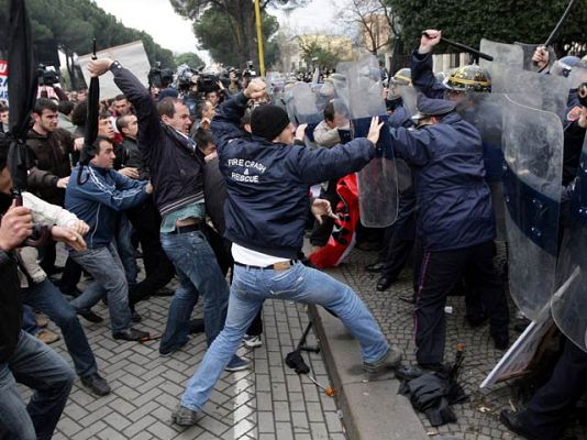 - Violentas protestas en Albania