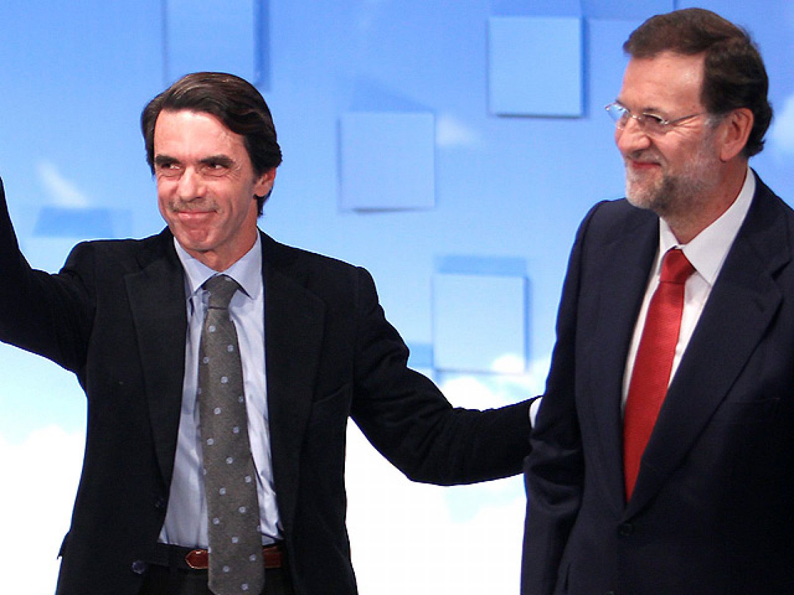 Aznar: "No estamos para la broma del pinganillo y de si Zapatero se va; ya debería haberse ido" | Ver