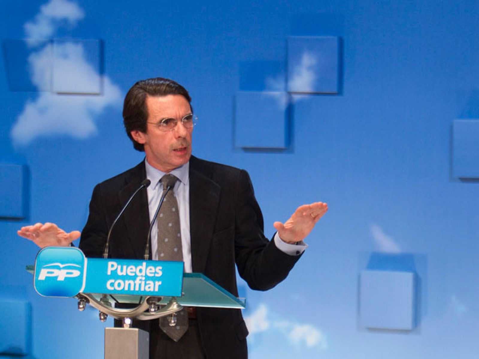 La secretaria general del PP, Maria Dolores de Cospedal, ha elogiado la gestión de José María Aznar frente al actual gobierno de Zapatero que ha dado por agotado.