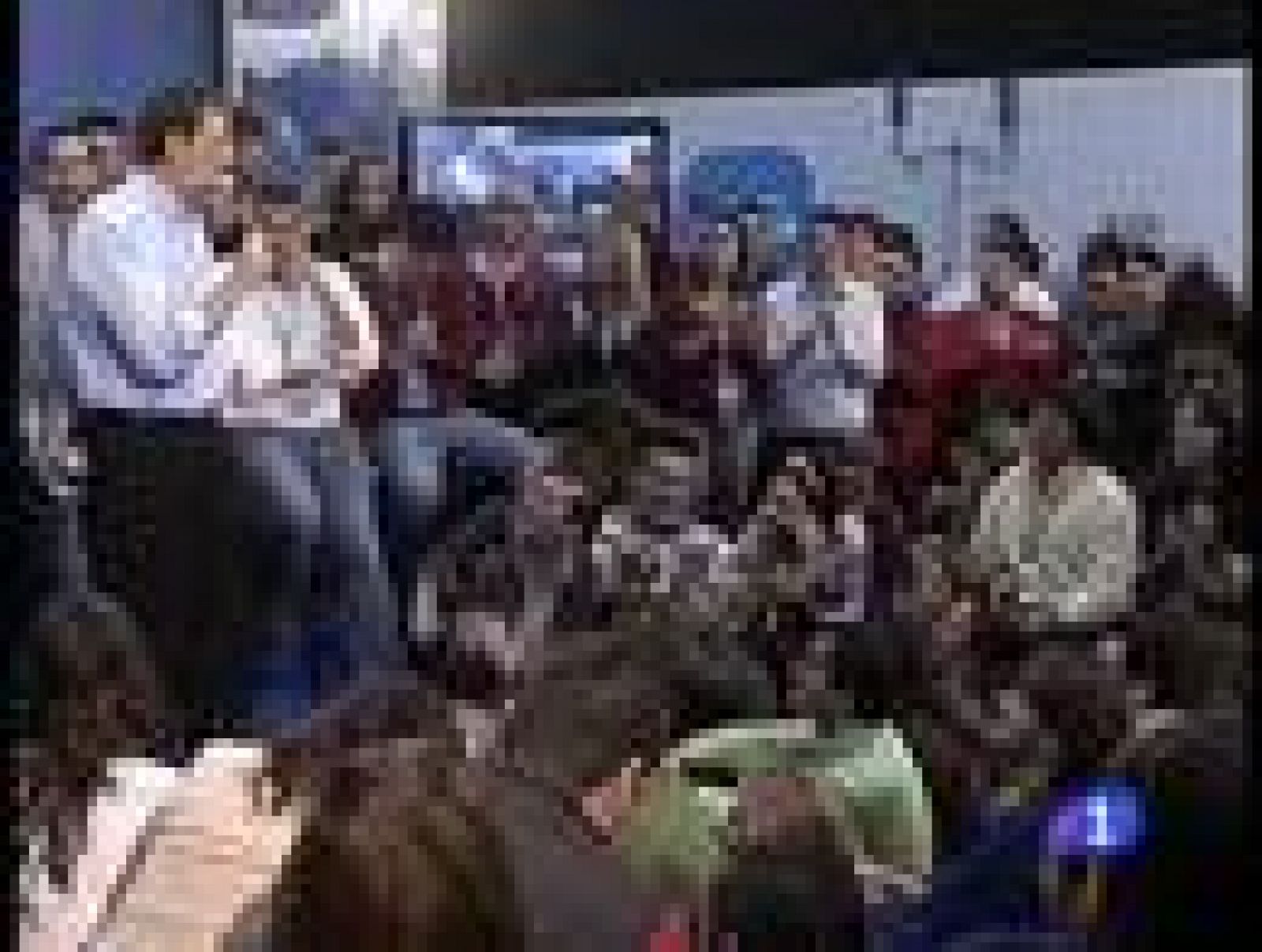 Telediario 1: Los jóvenes regalan a Rajoy su orla | RTVE Play