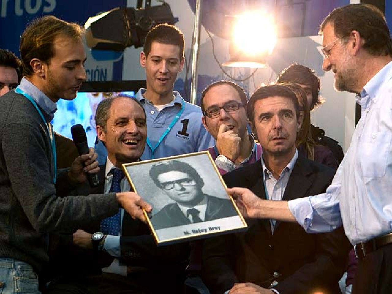 Rajoy ha compartido buena parte de la mañana con jóvenes militantes.