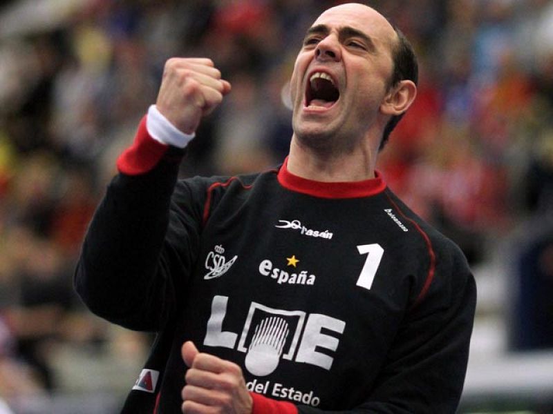 La selección española de balonmano se impuso a la de Noruega en el Mundial gracias, en gran parte, a la actuación del meta José Javier Hombrados, declarado jugador del partido 