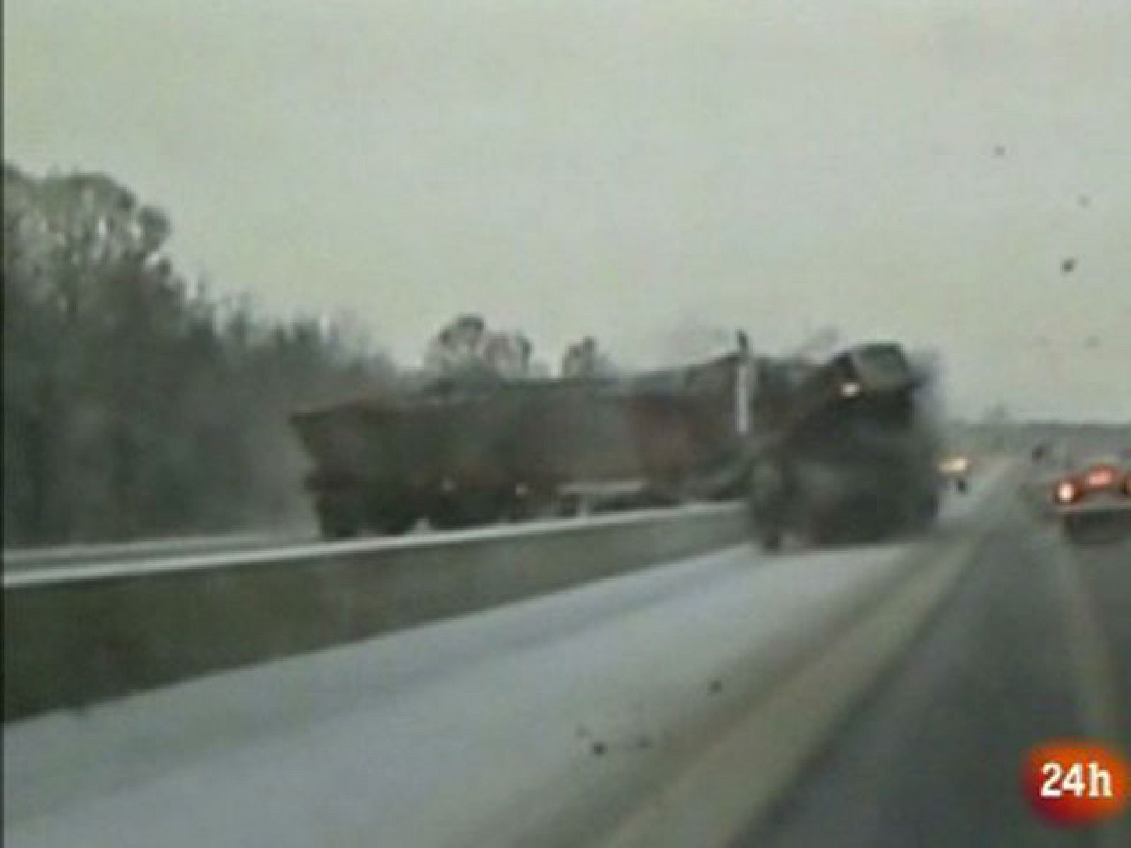 Un camión salta la mediana de una autopista en Canadá