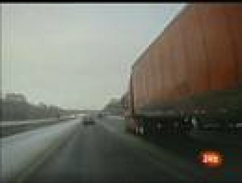 Un conductor graba cómo un camión salta la mediana de una autopista y se cruza en dirección contraria en Canadá