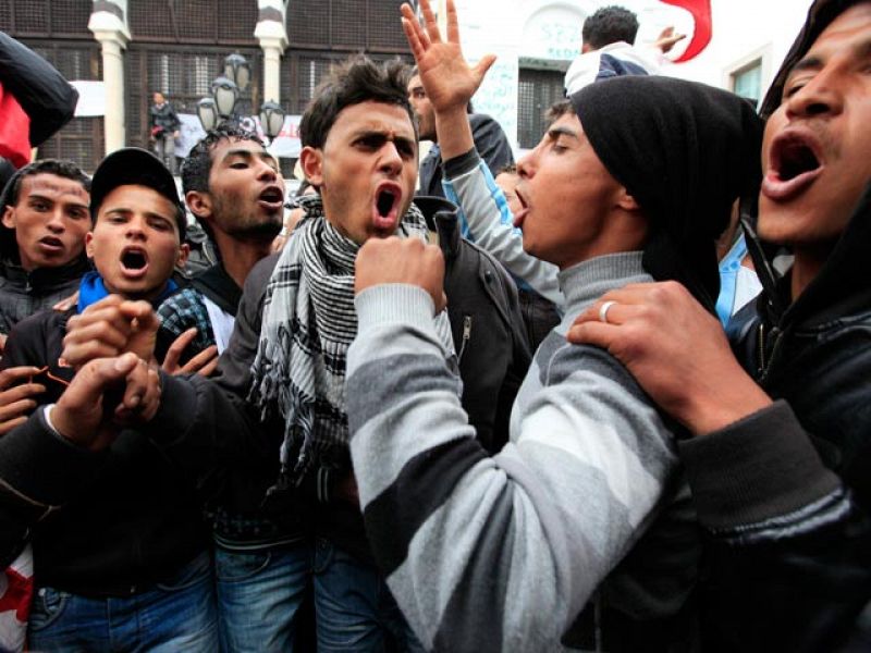  Cientos de jóvenes opositores han interrumpido este martes una manifestación en apoyo al Gobierno de unidad nacional en el centro de Túnez, en el que ha sido el primer cara a cara entre partidarios y opositores en la recién iniciada transición polít