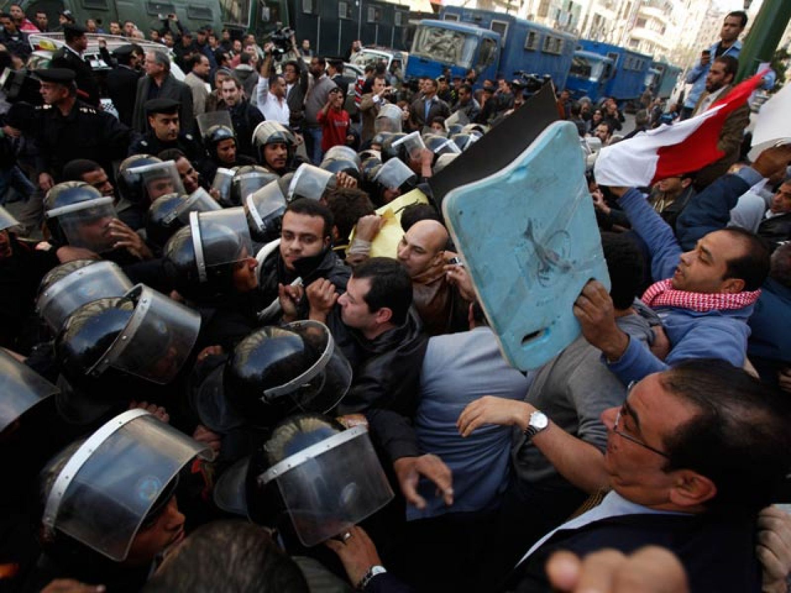 Miles de egipcios han salido a la calle en una manifestación sin precedentes inspirada en las revueltas que tumbaron al Gobierno en Túnez y que ha provocado enfrentamientos con la Policía.