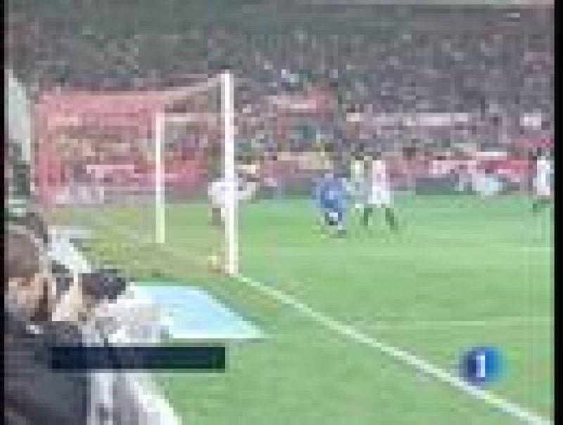 El Real Madrid toma ventaja en la semifinal de Copa ante el Sevilla gracias a un gol de Benzema logrado en la primera parte. Los locales reclamaron un gol no concedido a Luis Fabiano