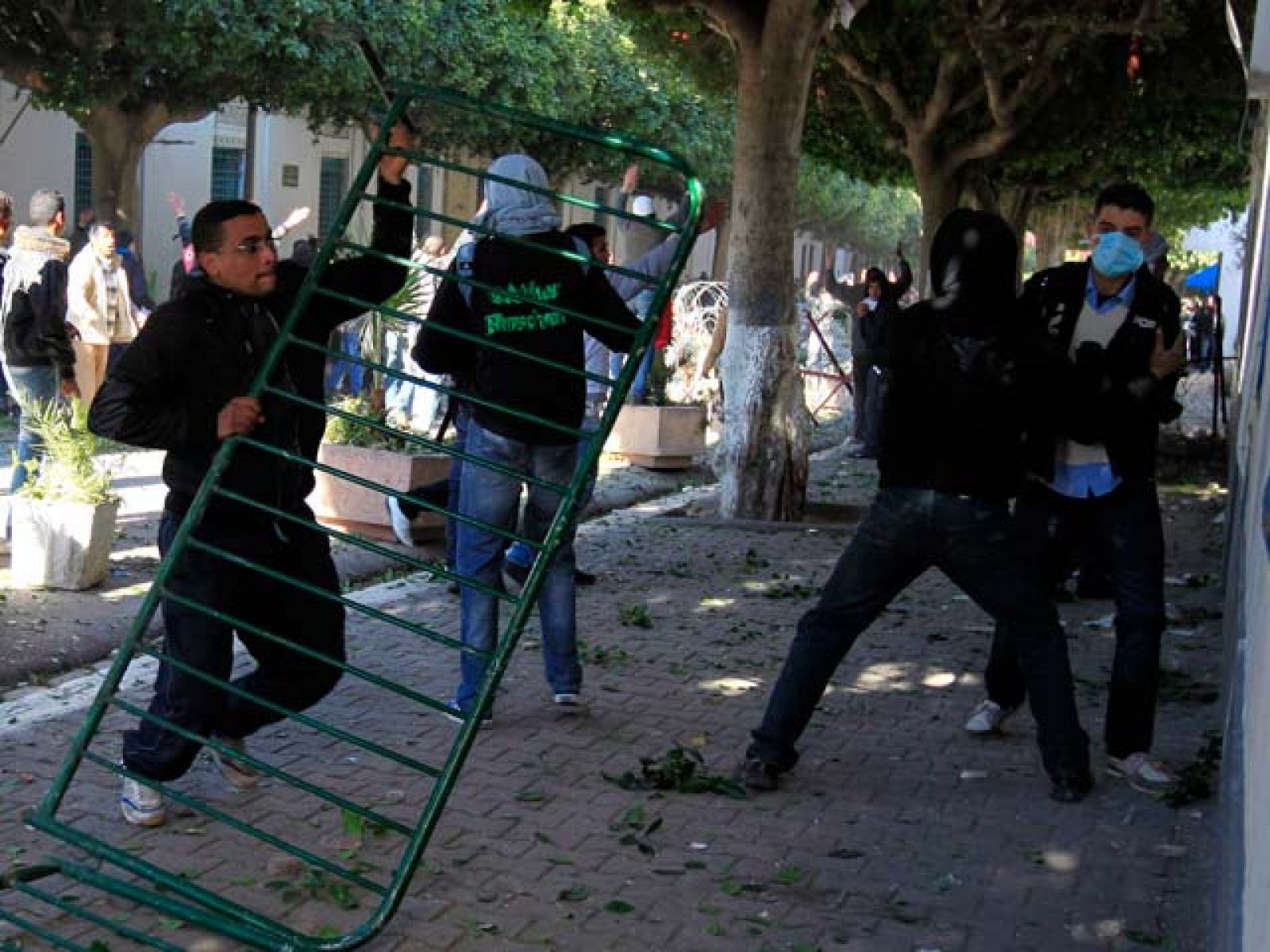 Cientos de tunecinos pasarán la cuarta noche de protesta en la Plaza del Gobierno de la capital.