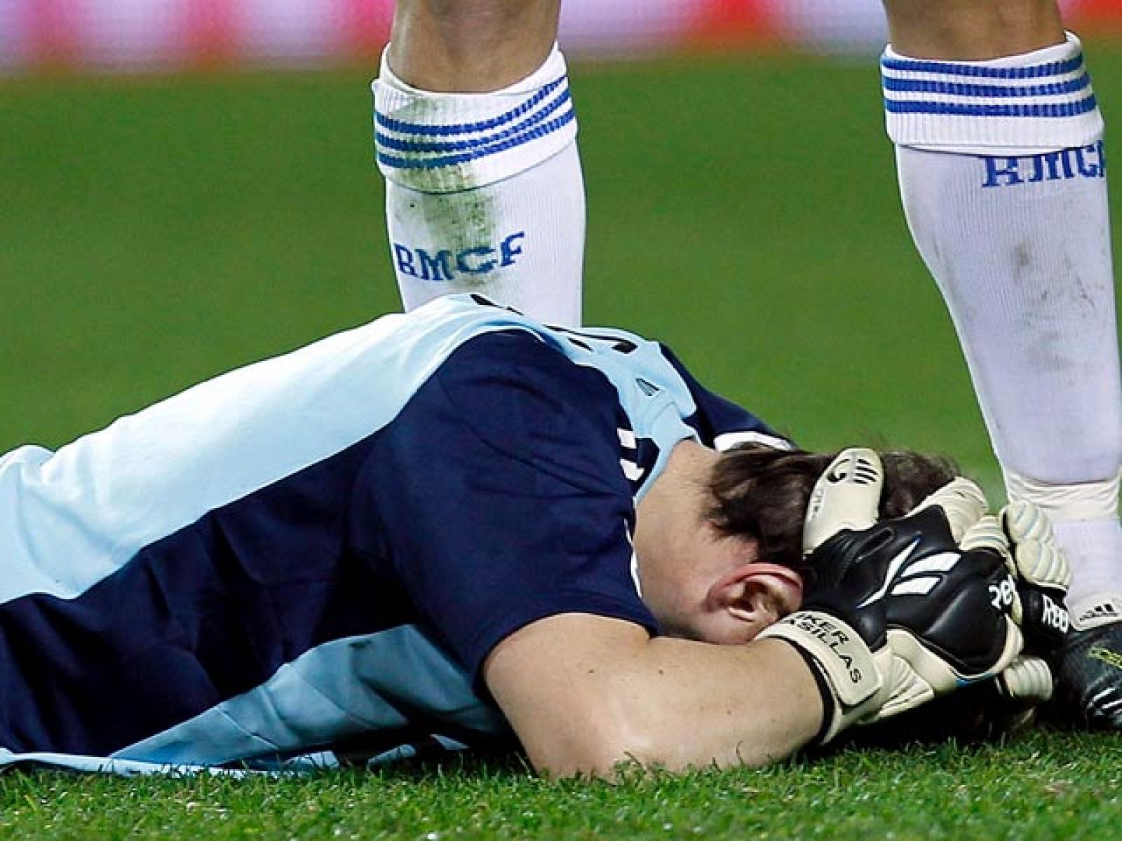 Íker Casillas recibió el impacto de una botella en la cabeza en el Sánchez Pizjuán.