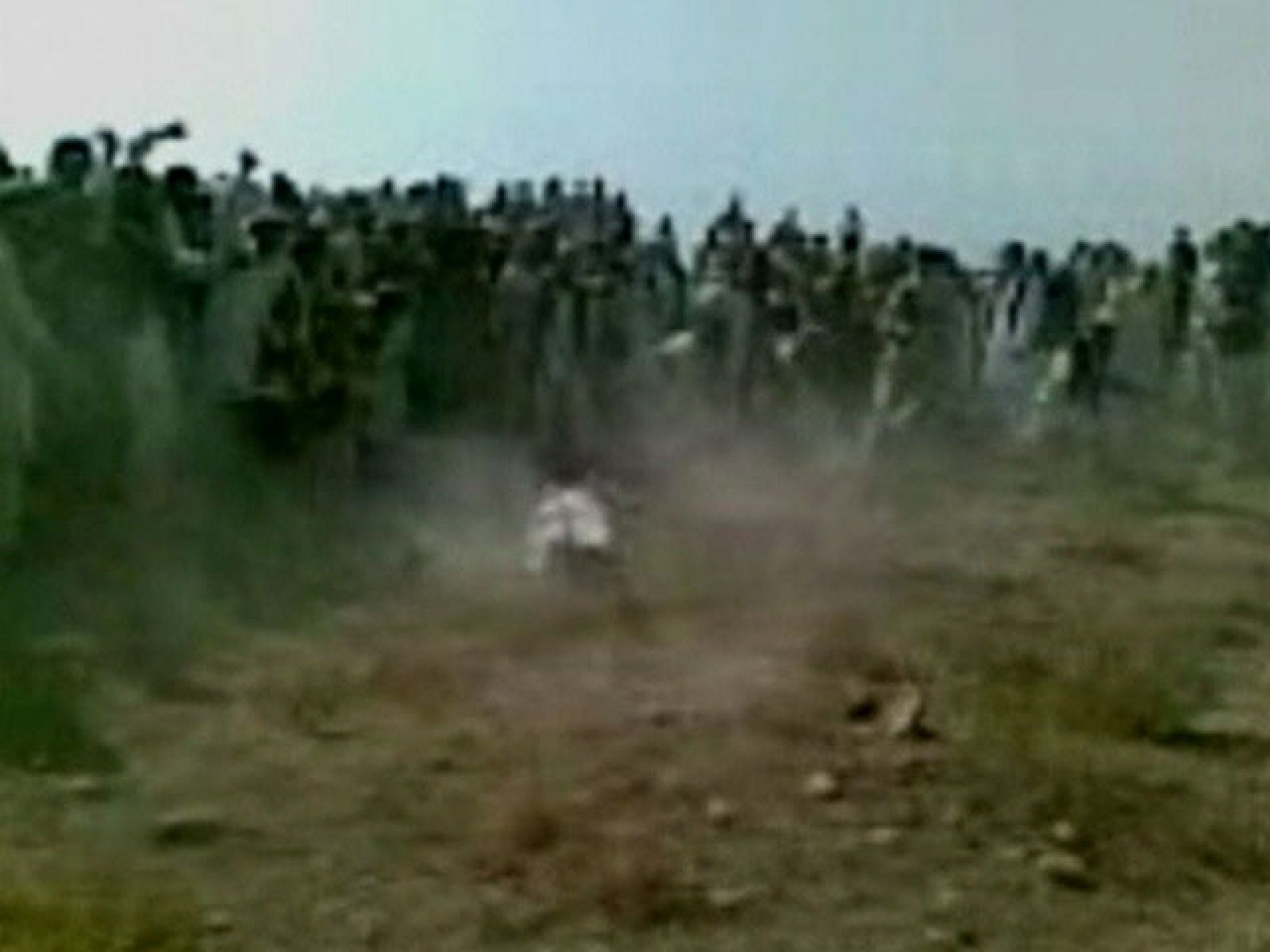 Una mujer y un hombre acusados de adulterio son lapidados en Afganistán | Ver