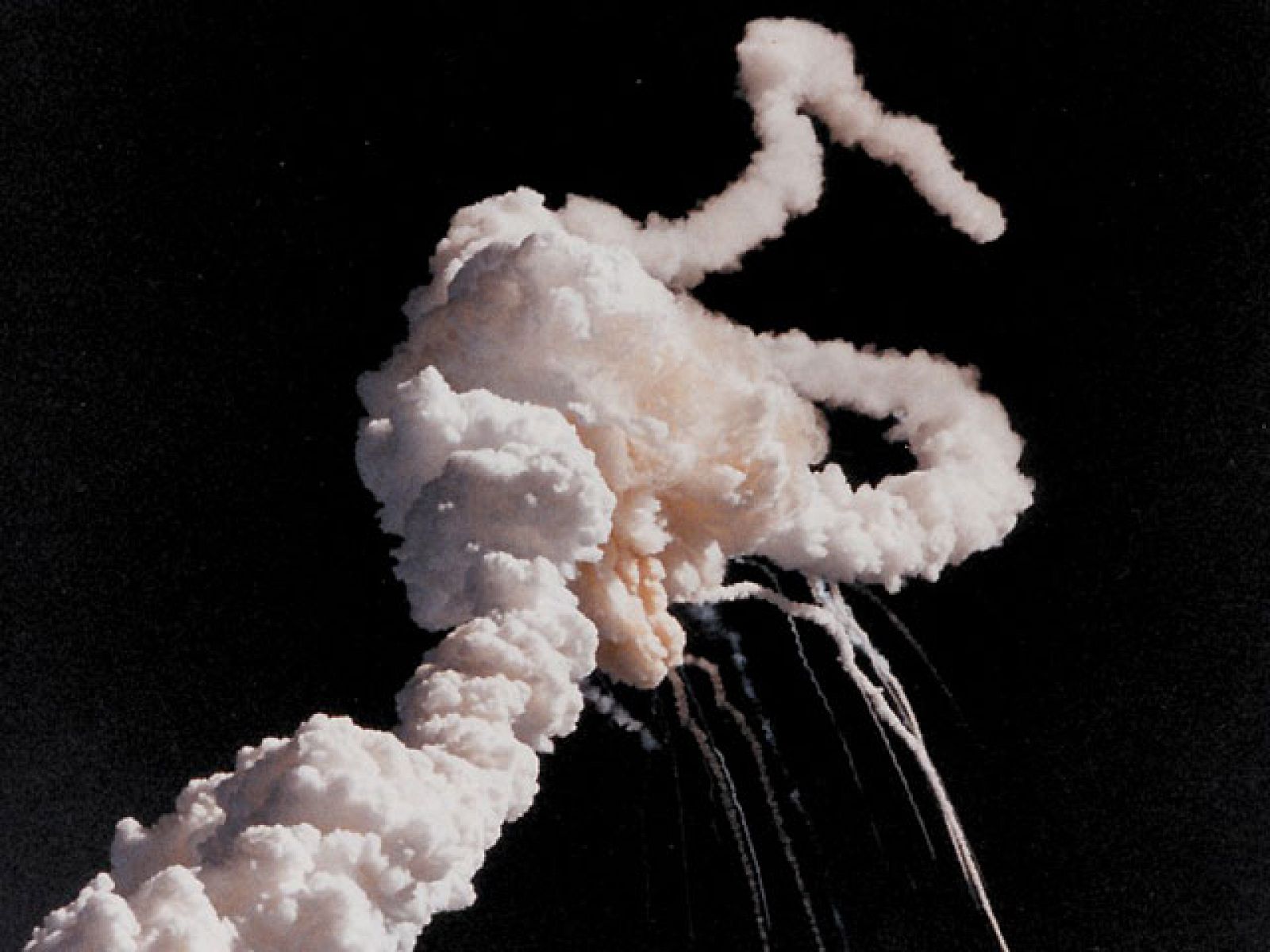 Informe Semanal emitió este reportaje cuatro días después de la catástrofe del Challenger hace 25 años. Era la décima misión del transbordador espacial.