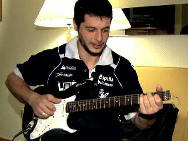 Son varios los jugadores de la selección española de balonmano los que ya saben lo que se siente al ganar un Mundial. Entre ellos está Alberto Entrerríos, un viejo rockero con todas sus letras.